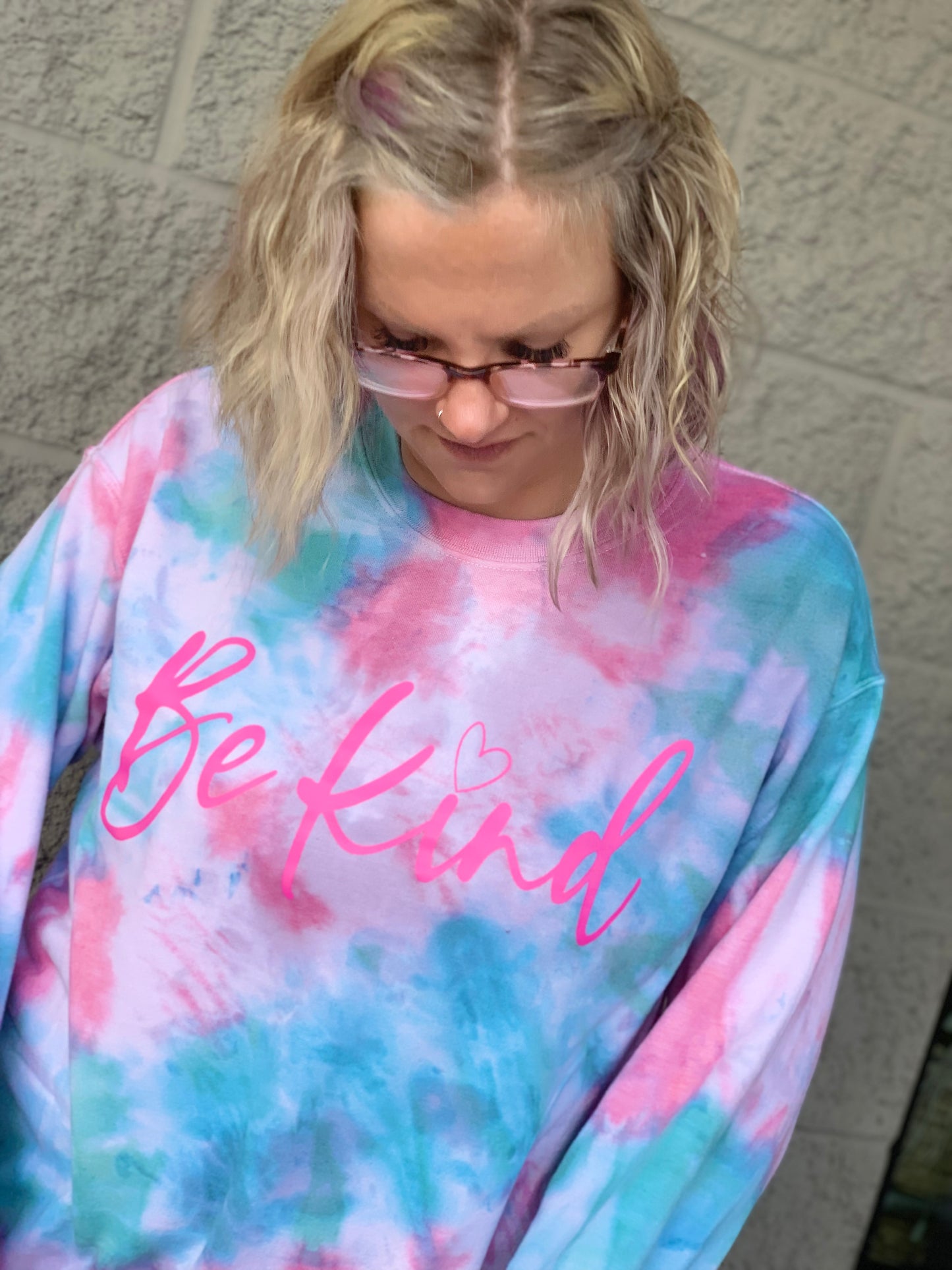 BE KIND - Tie Dye - CREWNECK SWEATSHIRT